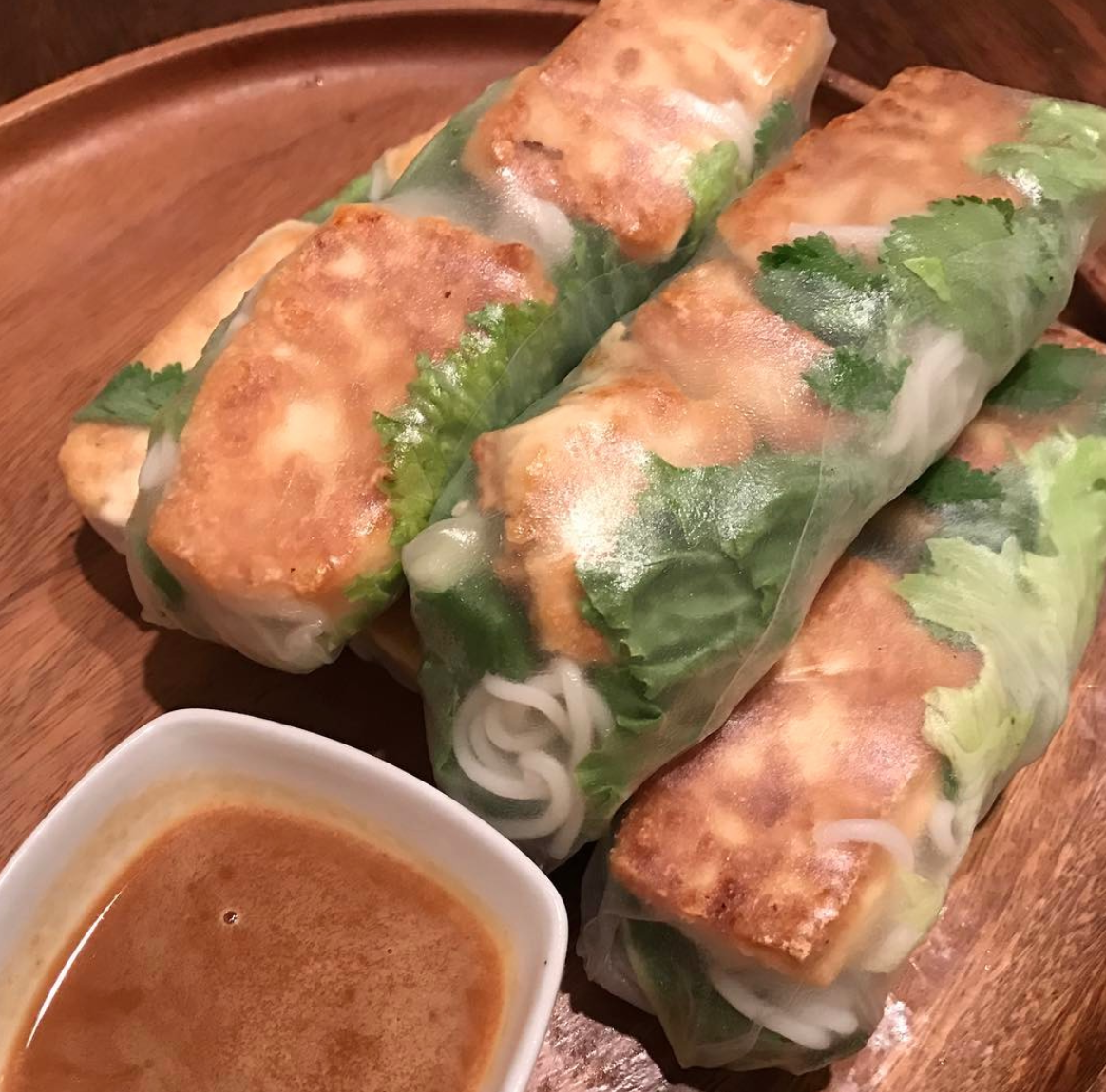 https://sushibolas.com/wp-content/uploads/2021/03/receta-rollitos-primavera-tofu-veganos-vietnam.png